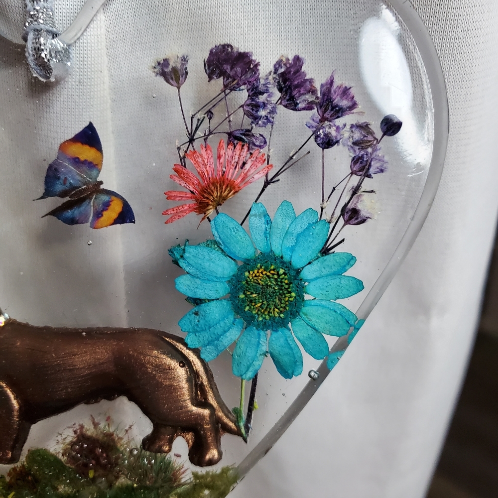 Resin Pressed Flower Heart Shaped Catcher/Ornament - Picture 4 of 6